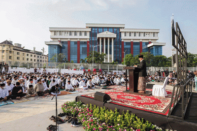 Gubernur DKI Jakarta Anies Baswedan saat melaksanakan Shalat Idul Fitri 1443 Hijriah di Jakarta International Stadium (JIS), Jakarta Utara, Senin (2/5/2022).
