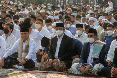 Gubernur DKI Jakarta Anies Baswedan saat melaksanakan Shalat Idul Fitri 1443 Hijriah di Jakarta International Stadium (JIS), Jakarta Utara, Senin (2/5/2022).