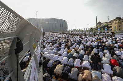 Umat Muslim saat melaksakanan Shalat Idul Fitri 1443 Hijriah di Jakarta International Stadium (JIS), Jakarta Utara, Senin (2/5/2022).