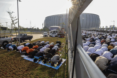 Umat Muslim saat melaksakanan Shalat Idul Fitri 1443 Hijriah di Jakarta International Stadium (JIS), Jakarta Utara, Senin (2/5/2022).