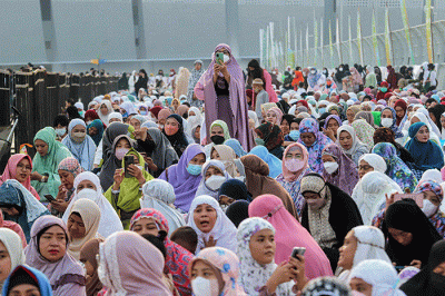 Umat Muslim saat melaksakanan Shalat Idul Fitri 1443 Hijriah di Jakarta International Stadium (JIS), Jakarta Utara, Senin (2/5/2022).