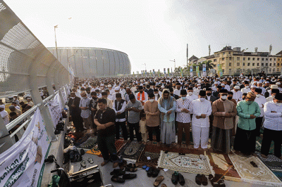 Umat Muslim saat melaksakanan Shalat Idul Fitri 1443 Hijriah di Jakarta International Stadium (JIS), Jakarta Utara, Senin (2/5/2022).