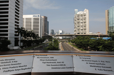 Foto suasana jalanan Jakarta sepi dari pengendara saat libur Hari Raya Idul Fitri 1443 Hijriah di kawasan Sudirman-Thamrin Jakarta, Senin (2/4/2022).