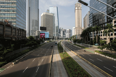 Foto suasana jalanan Jakarta sepi dari pengendara saat libur Hari Raya Idul Fitri 1443 Hijriah di kawasan Sudirman-Thamrin Jakarta, Senin (2/4/2022).