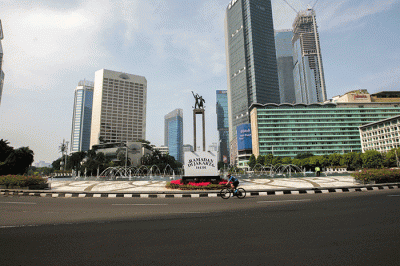 Foto suasana jalanan Jakarta sepi dari pengendara saat libur Hari Raya Idul Fitri 1443 Hijriah di kawasan Sudirman-Thamrin Jakarta, Senin (2/4/2022).