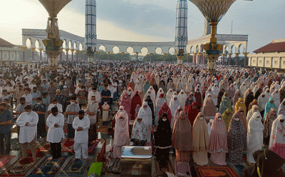 Ribuan umat muslim dengan khusyuk mengikuti Shalat Idul Fitri di Masjid Agung Jawa Tengah (MAJT), Kota Semarang, Jawa Tengah, Senin (2/5/2022).