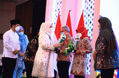 Menteri Ketenagakerjaan Ida Fauziyah, menghadiri acara syukuran dan doa bersama pekerja/buruh pada peringatan Hari Buruh Internasional (May Day) Tahun 2022.