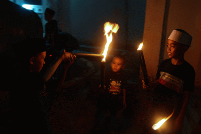 Puluhan anak anak Masjid Nurul Hikmah, Palembang melakukan pawai obor malam takbiran Hari Raya Idul Fitri 1443 H, berkeliling kampung, Minggu (1/5/2022).