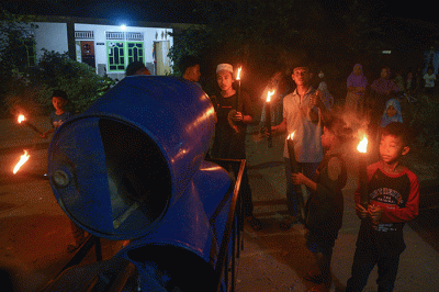 Puluhan anak anak Masjid Nurul Hikmah, Palembang melakukan pawai obor malam takbiran Hari Raya Idul Fitri 1443 H, berkeliling kampung, Minggu (1/5/2022).