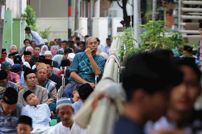 Warga Pulau Panggang melaksanakan Ibadah shalat Idul fitri 1443 H di Masjid An-ni'mah, Kepulauan seribu Utara Provinsi DKI Jakarta, Senin (2/5/2022).