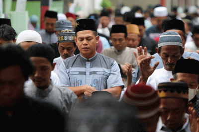 Warga Pulau Panggang melaksanakan Ibadah shalat Idul fitri 1443 H di Masjid An-ni'mah, Kepulauan seribu Utara Provinsi DKI Jakarta, Senin (2/5/2022).