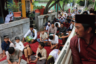 Warga Pulau Panggang melaksanakan Ibadah shalat Idul fitri 1443 H di Masjid An-ni'mah, Kepulauan seribu Utara Provinsi DKI Jakarta, Senin (2/5/2022).