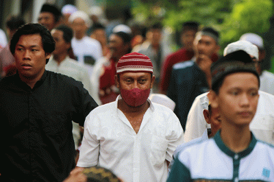Warga Pulau Panggang melaksanakan Ibadah shalat Idul fitri 1443 H di Masjid An-ni'mah, Kepulauan seribu Utara Provinsi DKI Jakarta, Senin (2/5/2022).