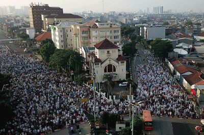 Ribuan umat muslim melaksanakan Shalat Idul Fitri 1 Syawal 1443 Hijriah di Kawasan Jatinegara, Jakarta Timur, Senin (2/5/2022).