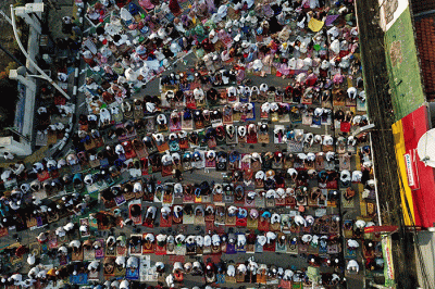Ribuan umat muslim melaksanakan Shalat Idul Fitri 1 Syawal 1443 Hijriah di Kawasan Jatinegara, Jakarta Timur, Senin (2/5/2022).