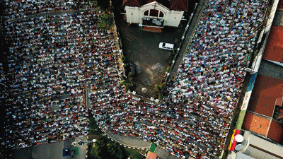 Ribuan umat muslim melaksanakan Shalat Idul Fitri 1 Syawal 1443 Hijriah di Kawasan Jatinegara, Jakarta Timur, Senin (2/5/2022).