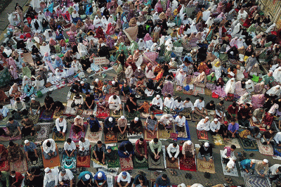 Ribuan umat muslim melaksanakan Shalat Idul Fitri 1 Syawal 1443 Hijriah di Kawasan Jatinegara, Jakarta Timur, Senin (2/5/2022).