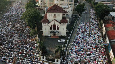 Ribuan umat muslim melaksanakan Shalat Idul Fitri 1 Syawal 1443 Hijriah di Kawasan Jatinegara, Jakarta Timur, Senin (2/5/2022).