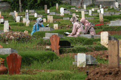 Umat muslim berdoa di dekat makam keluarganya saat melakukan ziarah kubur di Blok Syuhada, Tempat Pemakaman Umum (TPU) Rorotan, Jakarta Utara, Senin (2/5/2022).