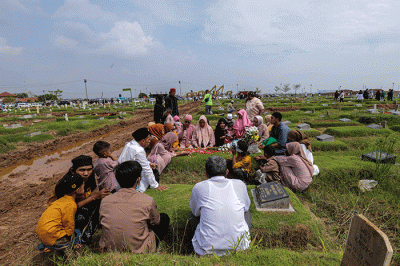 Umat muslim berdoa di dekat makam keluarganya saat melakukan ziarah kubur di Blok Syuhada, Tempat Pemakaman Umum (TPU) Rorotan, Jakarta Utara, Senin (2/5/2022).