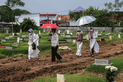 Umat muslim berdoa di dekat makam keluarganya saat melakukan ziarah kubur di Blok Syuhada, Tempat Pemakaman Umum (TPU) Rorotan, Jakarta Utara, Senin (2/5/2022).