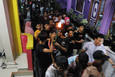 Ratusan warga Pulau Panggang menyambut Hari Raya Idul Fitri 1443 H, dengan melakukan takbiran berkeliling pulau, Senin (1/5/2022).