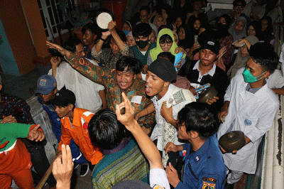 Ratusan warga Pulau Panggang menyambut Hari Raya Idul Fitri 1443 H, dengan melakukan takbiran berkeliling pulau, Senin (1/5/2022).