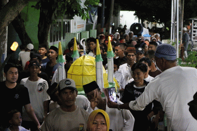 Ratusan warga Pulau Panggang menyambut Hari Raya Idul Fitri 1443 H, dengan melakukan takbiran berkeliling pulau, Senin (1/5/2022).