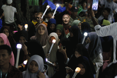 Ratusan warga Pulau Panggang menyambut Hari Raya Idul Fitri 1443 H, dengan melakukan takbiran berkeliling pulau, Senin (1/5/2022).