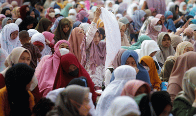 Ribuan umat Muslim melaksanakan shalat Idul Fitri 1 syawal 1443 H di masjid Kubah Mas Depok, Jawa Barat, Senin (2/5/2022).
