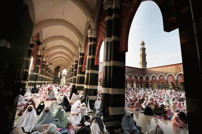 Ribuan umat Muslim melaksanakan shalat Idul Fitri 1 syawal 1443 H di masjid Kubah Mas Depok, Jawa Barat, Senin (2/5/2022).