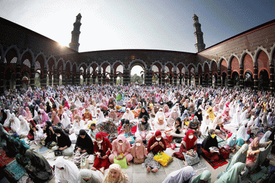 Ribuan umat Muslim melaksanakan shalat Idul Fitri 1 syawal 1443 H di masjid Kubah Mas Depok, Jawa Barat, Senin (2/5/2022).
