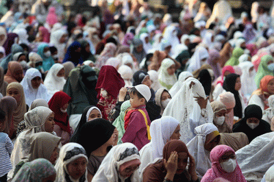 Ribuan umat Muslim melaksanakan shalat Idul Fitri 1 syawal 1443 H di masjid Kubah Mas Depok, Jawa Barat, Senin (2/5/2022).