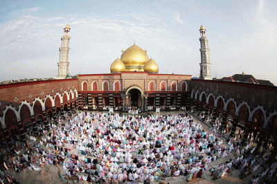 Ribuan umat Muslim melaksanakan shalat Idul Fitri 1 syawal 1443 H di masjid Kubah Mas Depok, Jawa Barat, Senin (2/5/2022).