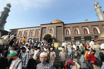 Ribuan umat Muslim melaksanakan shalat Idul Fitri 1 syawal 1443 H di masjid Kubah Mas Depok, Jawa Barat, Senin (2/5/2022).