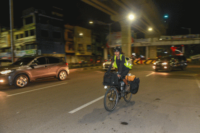 Veri Sanovri pemudik yang mengunakan sepeda dari Serpong, Kota Tangerang, Provinsi Banten sampai di Kota Palembang, Minggu (1/5/2022).