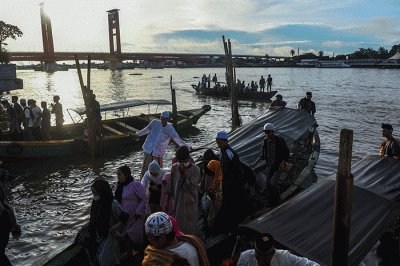 Umat Muslim Kota Palembang menunaikan Shalat Idul Fitri 1443 H di Masjid Agung Sultan Mahmud Badaruddin Jayo Wikramo Palembang, Senin (2/5/2022).
