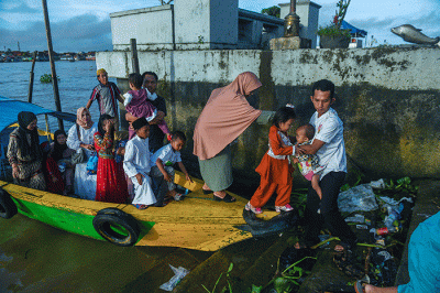 Umat Muslim Kota Palembang menunaikan Shalat Idul Fitri 1443 H di Masjid Agung Sultan Mahmud Badaruddin Jayo Wikramo Palembang, Senin (2/5/2022).
