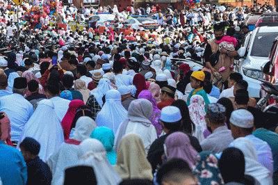 Umat Muslim Kota Palembang menunaikan Shalat Idul Fitri 1443 H di Masjid Agung Sultan Mahmud Badaruddin Jayo Wikramo Palembang, Senin (2/5/2022).