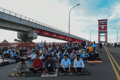 Umat Muslim Kota Palembang menunaikan Shalat Idul Fitri 1443 H di Masjid Agung Sultan Mahmud Badaruddin Jayo Wikramo Palembang, Senin (2/5/2022).
