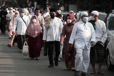 Umat muslim melaksanakan Shalat Idul Fitri di Masjid Baitul Haq, Puri Gading, Kota Bekasi, Jawa Barat, Senin (2/5/2022).