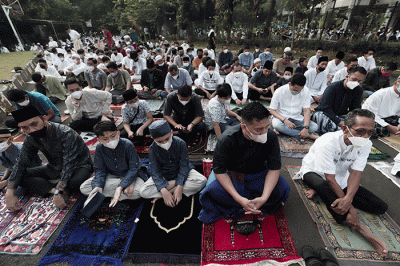 Umat muslim melaksanakan Shalat Idul Fitri di Masjid Baitul Haq, Puri Gading, Kota Bekasi, Jawa Barat, Senin (2/5/2022).