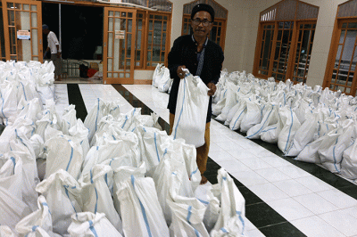 Warga Pulau Panggang melaksanakan pembayaran Zakat fitrah di Masjid Anima Kepulauan Seribu Utara, Provinsi DKI Jakarta, Minggu (1/5/2022).