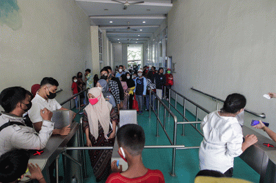 Sejumlah kendaraan terjebak kemacetan saat mengantre untuk masuk ke kawasan Taman Impian Jaya Ancol, Jakarta Utara, Selasa (3/5/2022).