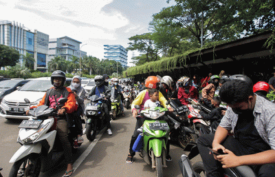 Sejumlah kendaraan terjebak kemacetan saat mengantre untuk masuk ke kawasan Taman Impian Jaya Ancol, Jakarta Utara, Selasa (3/5/2022).