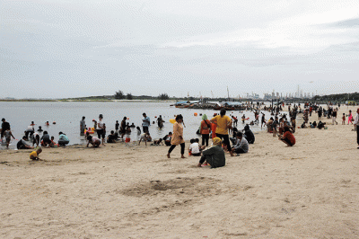 Warga berwisata di Pantai Ancol, Jakarta Utara, Rabu (3/5/2022).