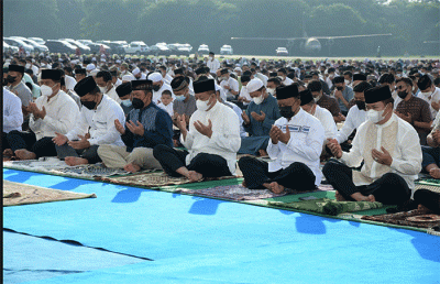 Kasau Marsekal TNI Fadjar Prasetyo melaksanakan shalat Idul Fitri 1443 H, di Lanud Halim Perdanakusuma, Jakarta, Senin (2/5/2022).