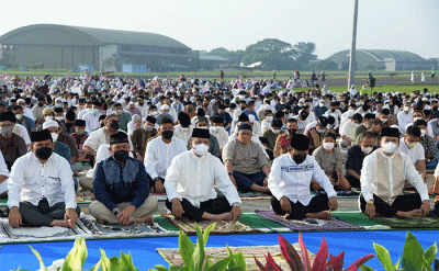 Kasau Marsekal TNI Fadjar Prasetyo melaksanakan shalat Idul Fitri 1443 H, di Lanud Halim Perdanakusuma, Jakarta, Senin (2/5/2022).