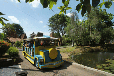 Pengunjung lokal dari Semarang dan luar daerah mengunjungi tempat wisata Grand Maerakaca Kota Semarang, Jawa Tengah, Selasa (3/5/2022).
