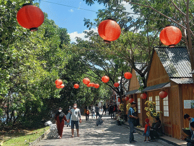 Pengunjung lokal dari Semarang dan luar daerah mengunjungi tempat wisata Grand Maerakaca Kota Semarang, Jawa Tengah, Selasa (3/5/2022).